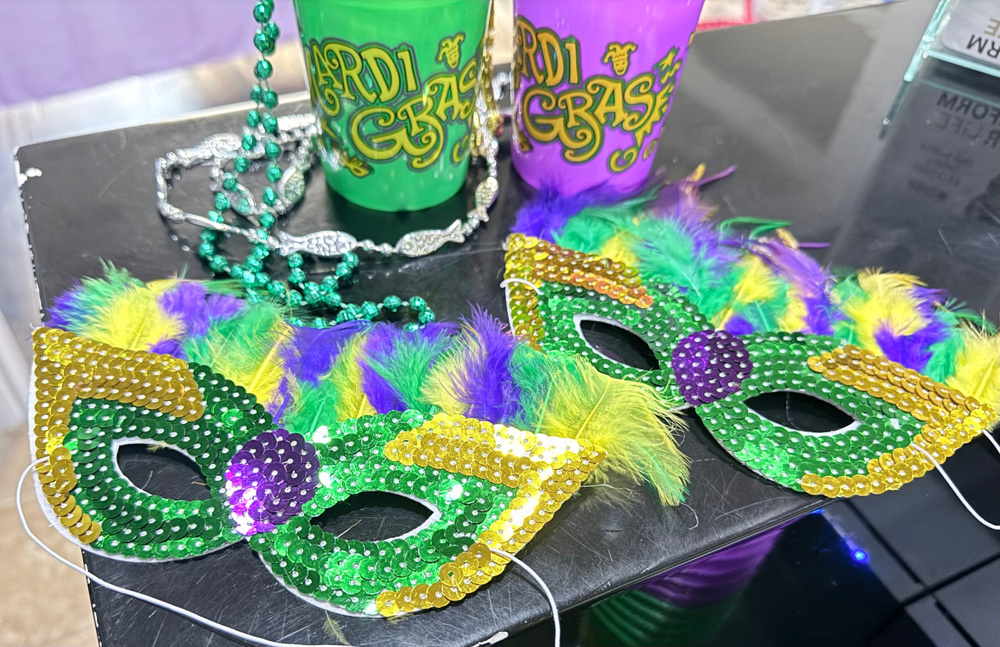 Mardi Gras mask w/feathers